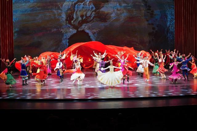 文艺演出《掀起你的盖头来——新疆是个好地方》在乌鲁木齐大剧院上演